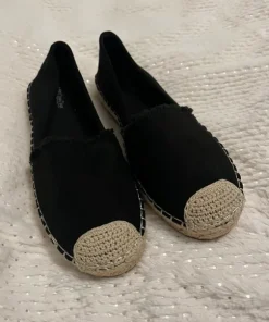 czarne espadryle z plecionym noskiem i podeszwą.