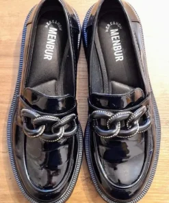 Czarne lakierowane loafersy Menbur Here & Now
