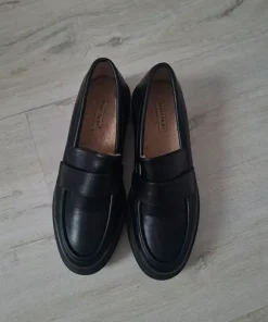 Czarne loafersy
