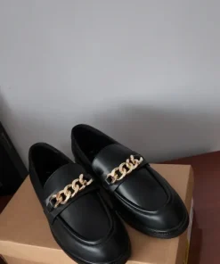 Czarne loafersy ONLY ze złotym łańcuchem | Rozmiar 37