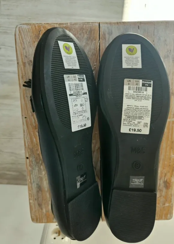 Czarne mokasyny ze złotą klamrą rozm.41 marka M&S