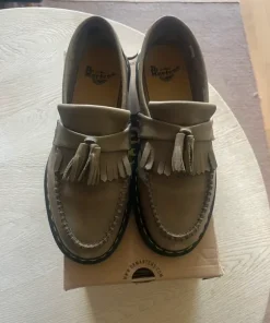 Dr. Martens Adrian YS Olive