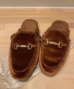Dunlop ‘Brown velvet slippers’