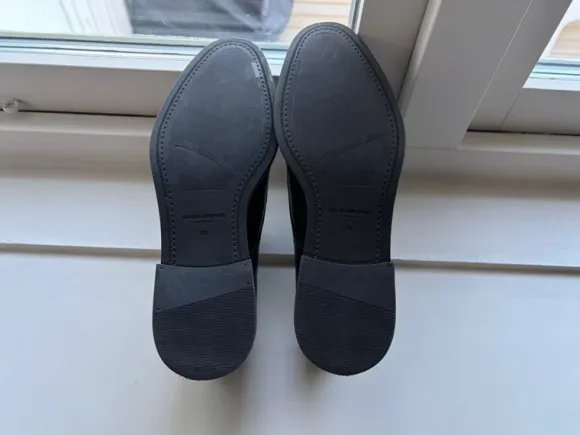 Eleganta svarta snörskor