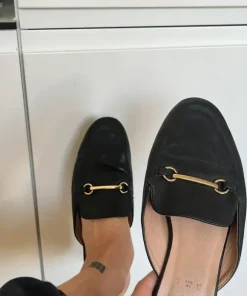 Fede mules Loafers mokkasiner sandaler sort med guld spænde