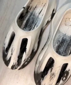 Foam runners svart/vit