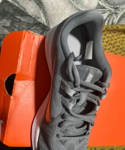 Grå Nike sko