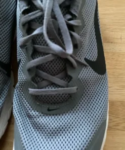 Gråa träningsskor märke Nike