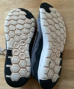 Gråa träningsskor märke Nike