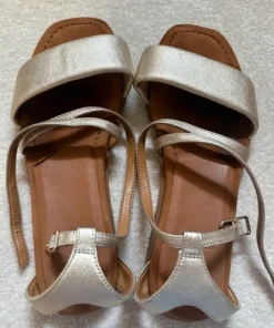 Guldiga sandaler från Unisa strl 37