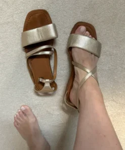 Guldiga sandaler från Unisa strl 37