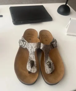 Hej sælger disse Schooll sandaler i str 39 god pasform