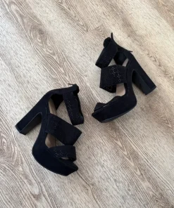 Højhælede sorte sandaler