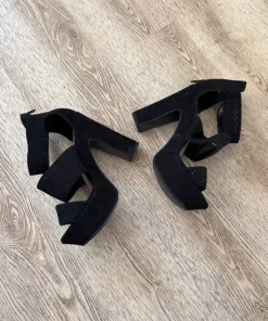 Højhælede sorte sandaler