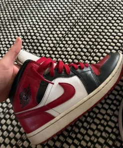 Jordan 1 mid