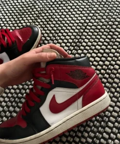 Jordan 1 mid