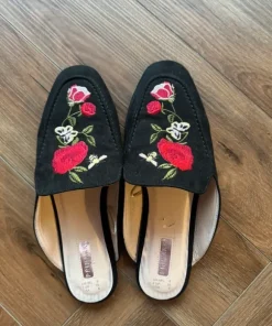 Klapki mule zamszowe czarne z haftowanym wzorem Primark