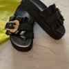 Klapki Versace ze złotą klamrą