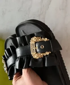 Klapki Versace ze złotą klamrą