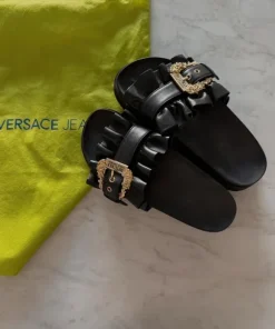 Klapki Versace ze złotą klamrą
