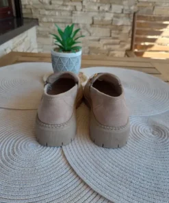 Klasyczne beżowe loafersy rozm 39
