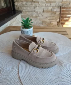 Klasyczne beżowe loafersy rozm 39