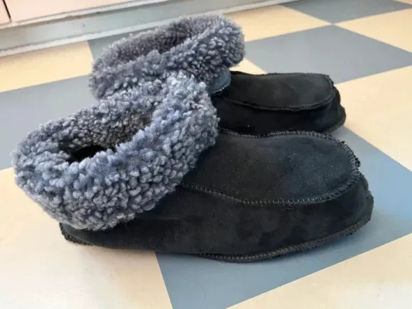 Äkta Fårskinn tofflor Mörkgråa size 46 oanvända!