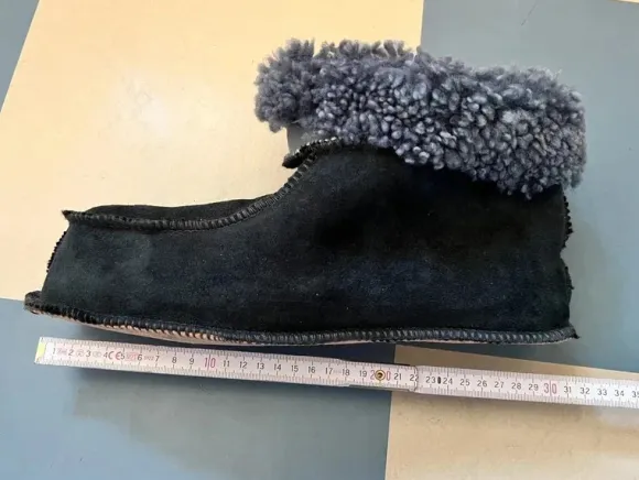 Äkta Fårskinn tofflor Mörkgråa size 46 oanvända!