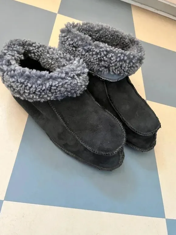 Äkta Fårskinn tofflor Mörkgråa size 46 oanvända!