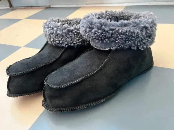 Äkta Fårskinn tofflor Mörkgråa size 46 oanvända!