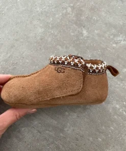 Käyttämättömät UGG:n pipo ja tossut