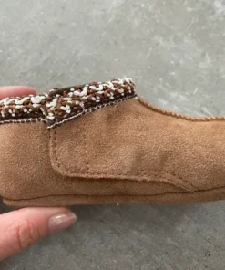Käyttämättömät UGG:n pipo ja tossut