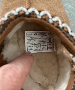 Käyttämättömät UGG:n pipo ja tossut