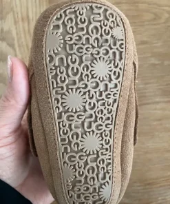 Käyttämättömät UGG:n pipo ja tossut