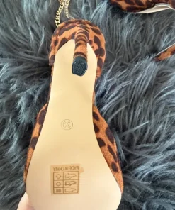 Leopard stiletter med guldkæde.