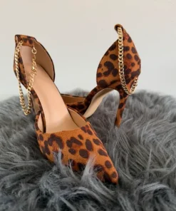 Leopard stiletter med guldkæde.