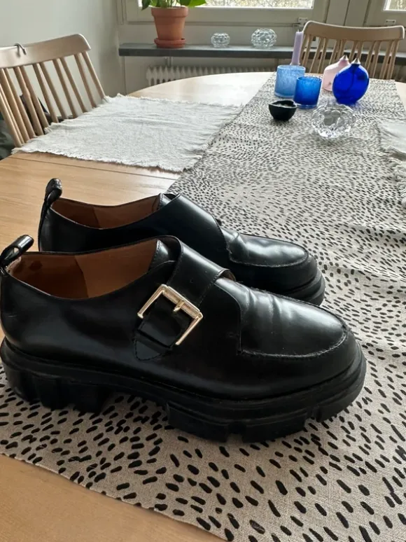 Loafers från HM i nyskick strl 38