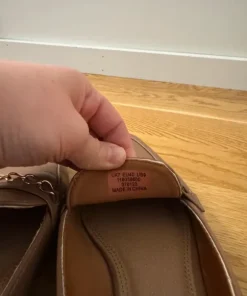 Loafers med guldkedja – taupe/bruna