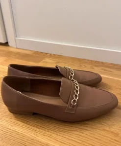 Loafers med guldkedja – taupe/bruna