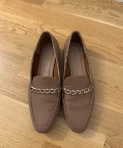Loafers med guldkedja – taupe/bruna