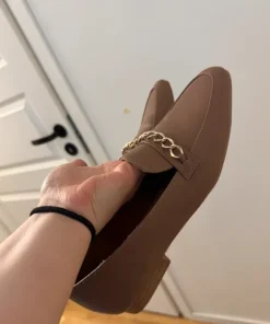 Loafers med guldkedja – taupe/bruna