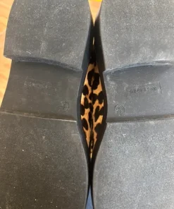 Oanvända loafers i leopardmönstrat skinn