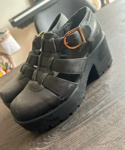 Plateau sandal med lukket tå