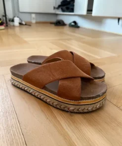 Plateau sandaler med flotte detaljer