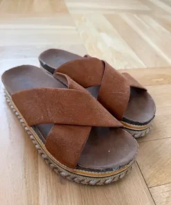 Plateau sandaler med flotte detaljer