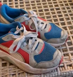 Puma sneakers 23 cm Foam innersula.Undersulan sliten vid hälarna.