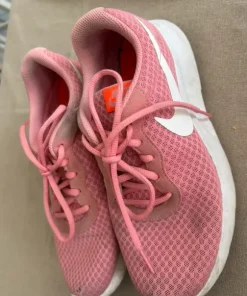 Rosa Nike skor