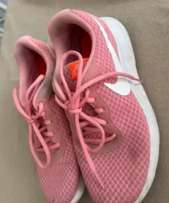 Rosa Nike skor