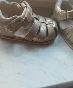 Sandałki dla dziewczynki