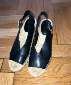 Sandal med kilehæl